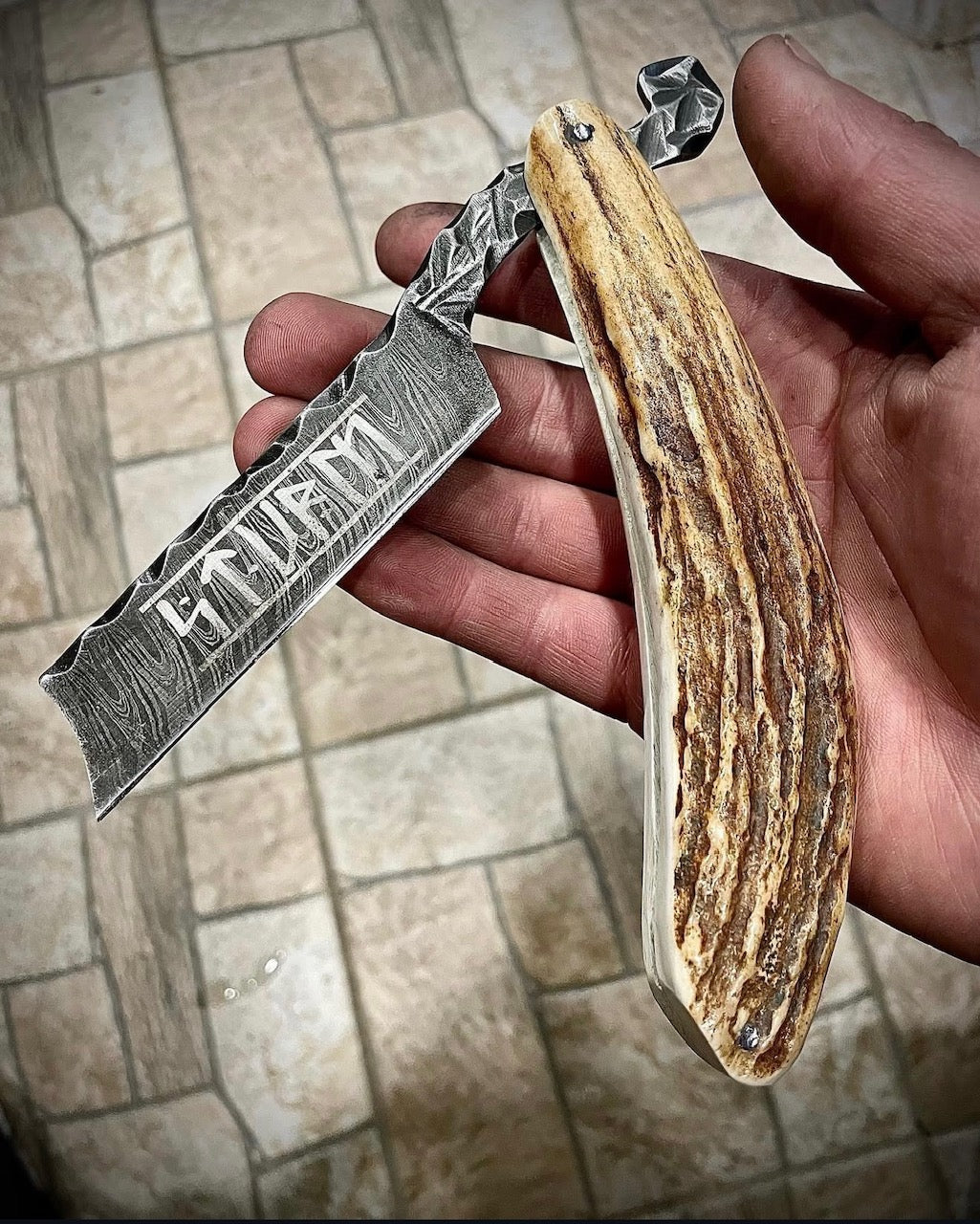 Damascus Steel Straight Razor | Handmade Stag Horn Folding Shaving Razor Unique Blades Runner