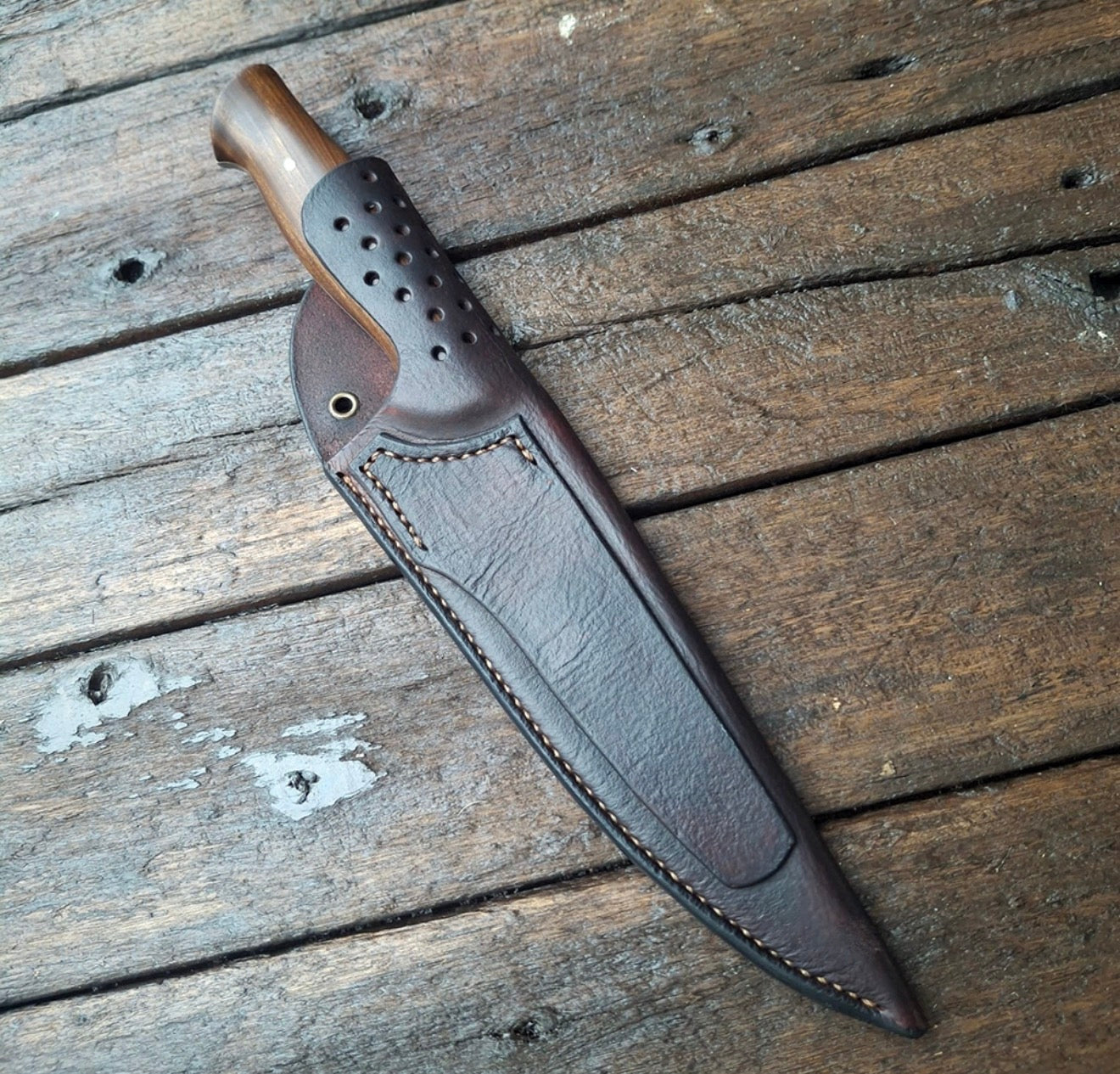Handmade Bushcraft Knife with Walnut Wood Handle & Leather Sheath Unique Blades Runner