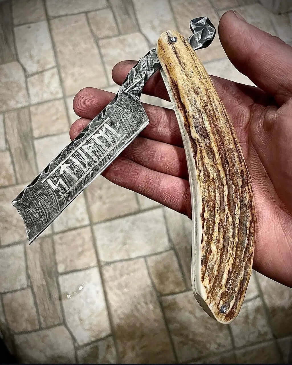 Damascus Steel Straight Razor | Handmade Stag Horn Folding Shaving Razor - Unique Blades Runner