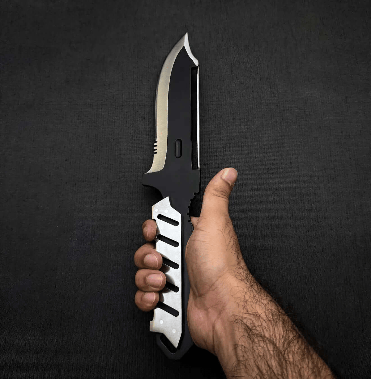 MGS4 Knife Replica | Solid Snake Metal Gear Inspired Collectible Blade - Unique Blades Runner