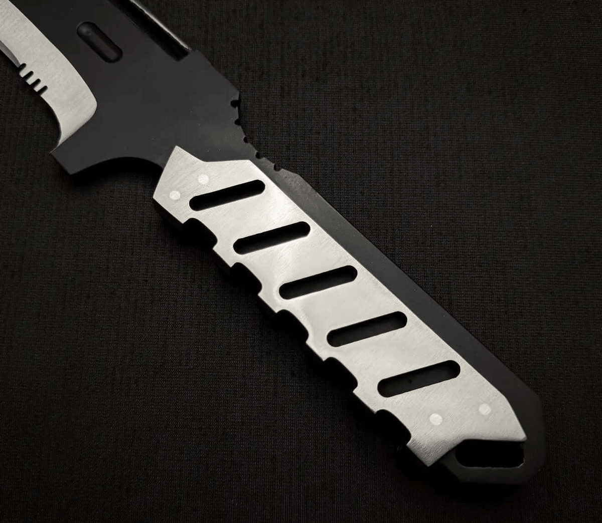 MGS4 Knife Replica | Solid Snake Metal Gear Inspired Collectible Blade - Unique Blades Runner